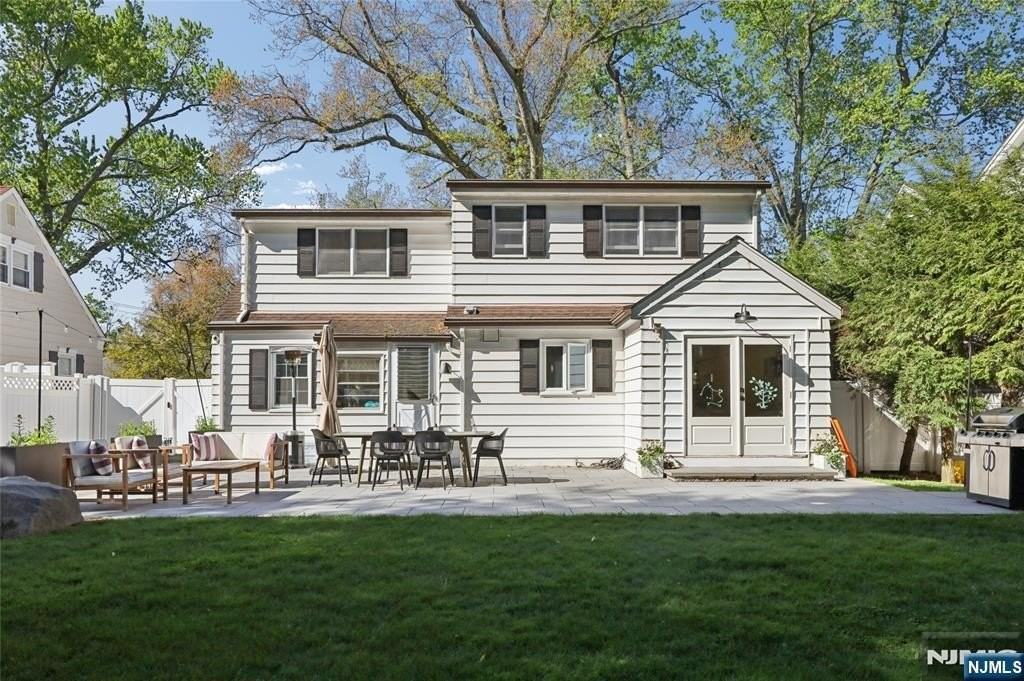 4 Lois Ave - Photo 2 of 26