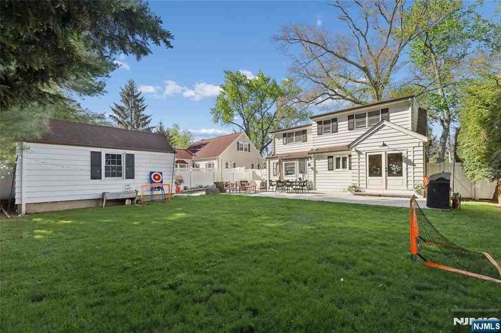 4 Lois Ave - Photo 3 of 26
