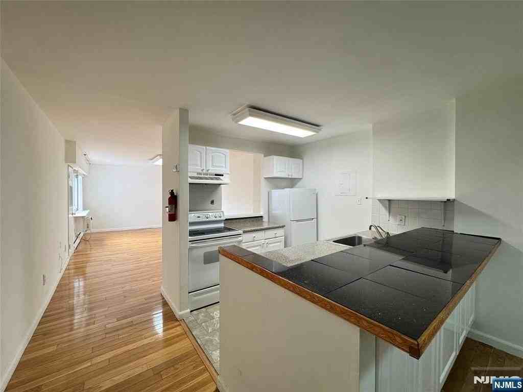 333 Grand Ave #2R - Photo 5 of 13