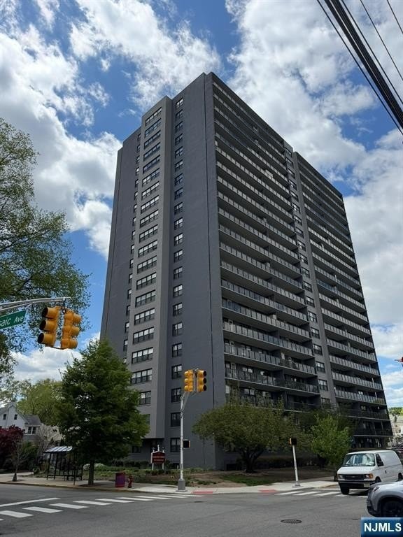 285 Aycrigg Ave #19F