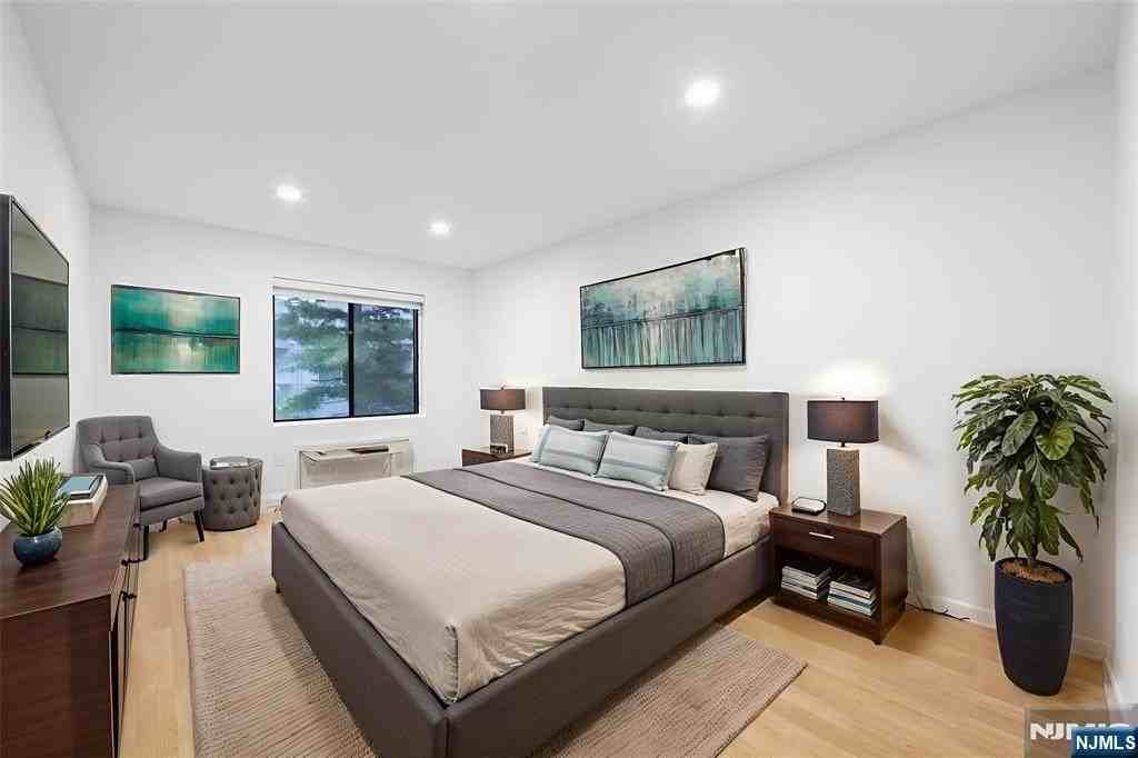 850 Main St #302 - Photo 3 of 7