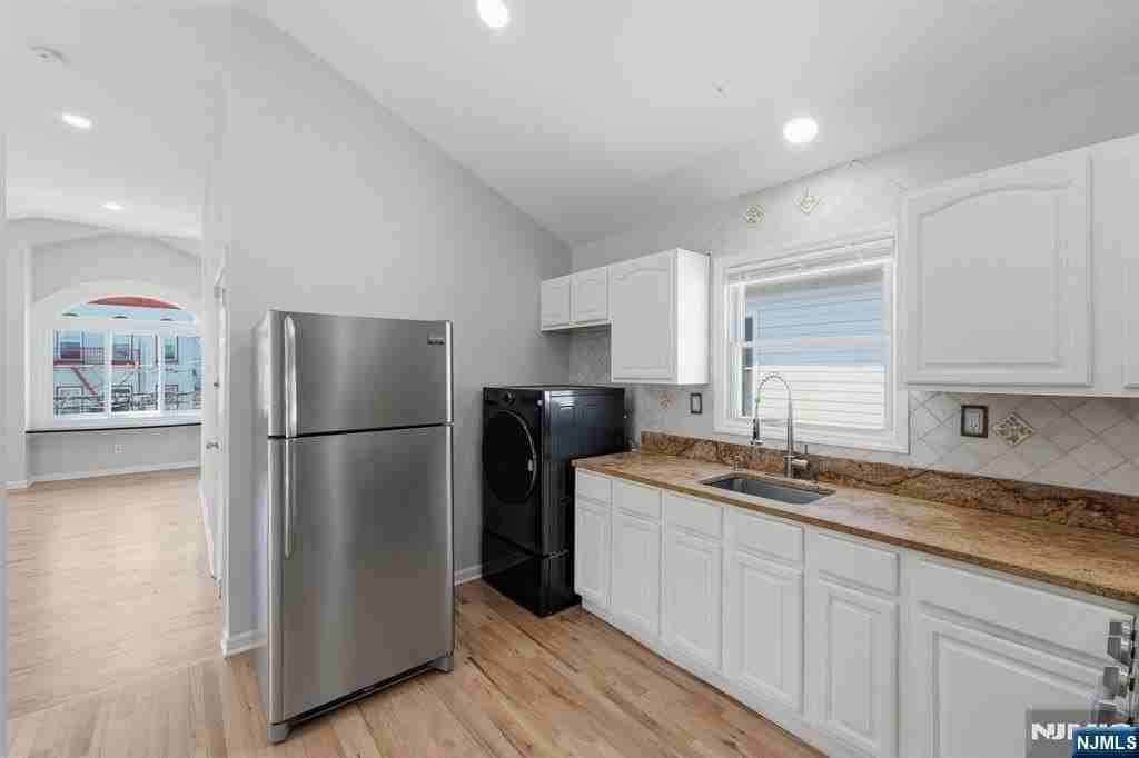 130 3rd St #2 - Photo 3 of 10
