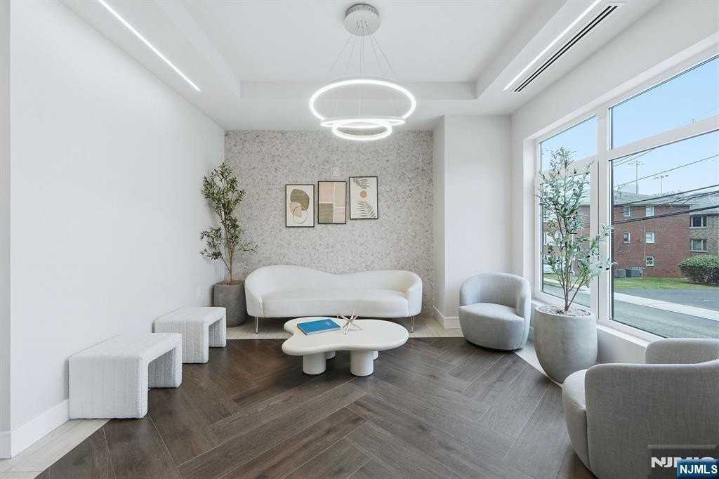 1435 10th St #401 - Photo 4 of 11