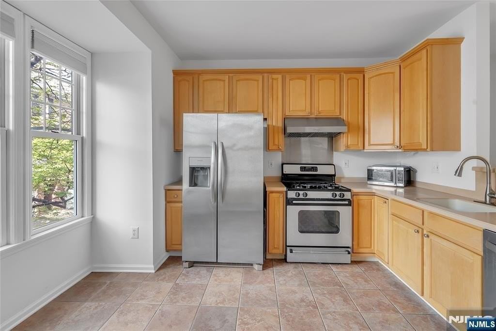 451 Albany Ct - Photo 4 of 50
