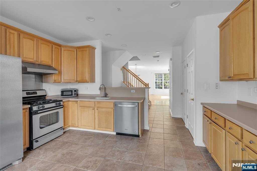 451 Albany Ct - Photo 5 of 50