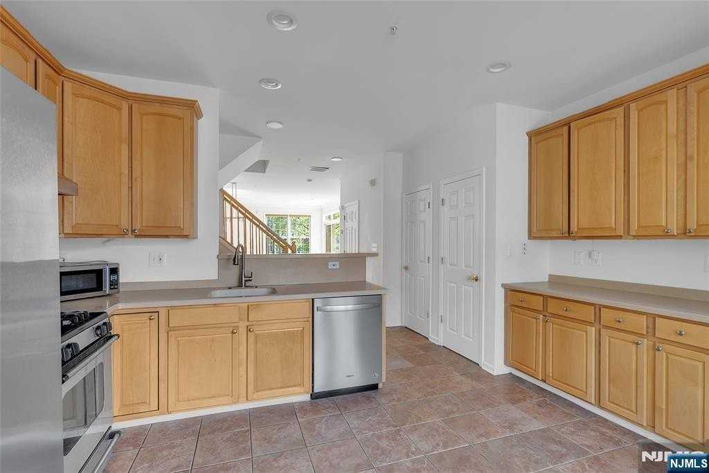 451 Albany Ct - Photo 6 of 50