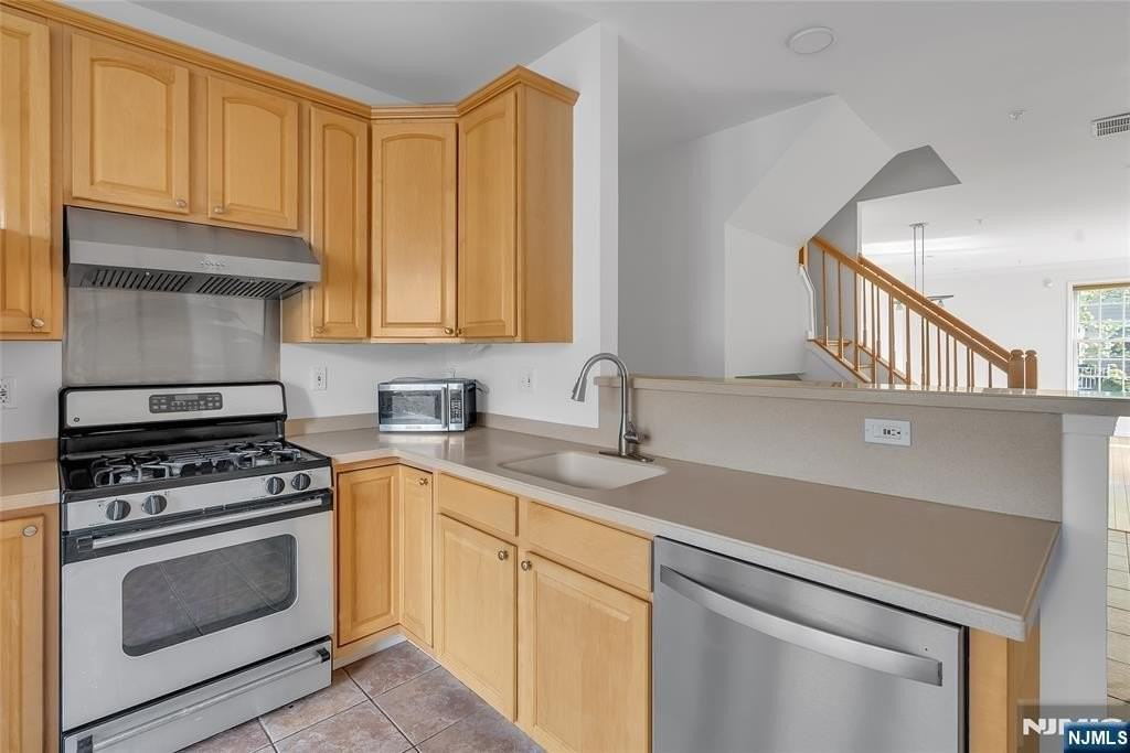 451 Albany Ct - Photo 7 of 50