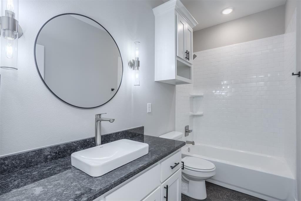 326 W Day St - Photo 5 of 19