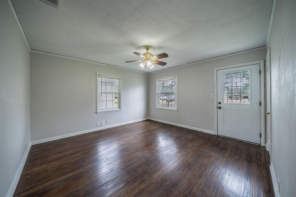 1155 Greenbrier Dr - Photo 3 of 16
