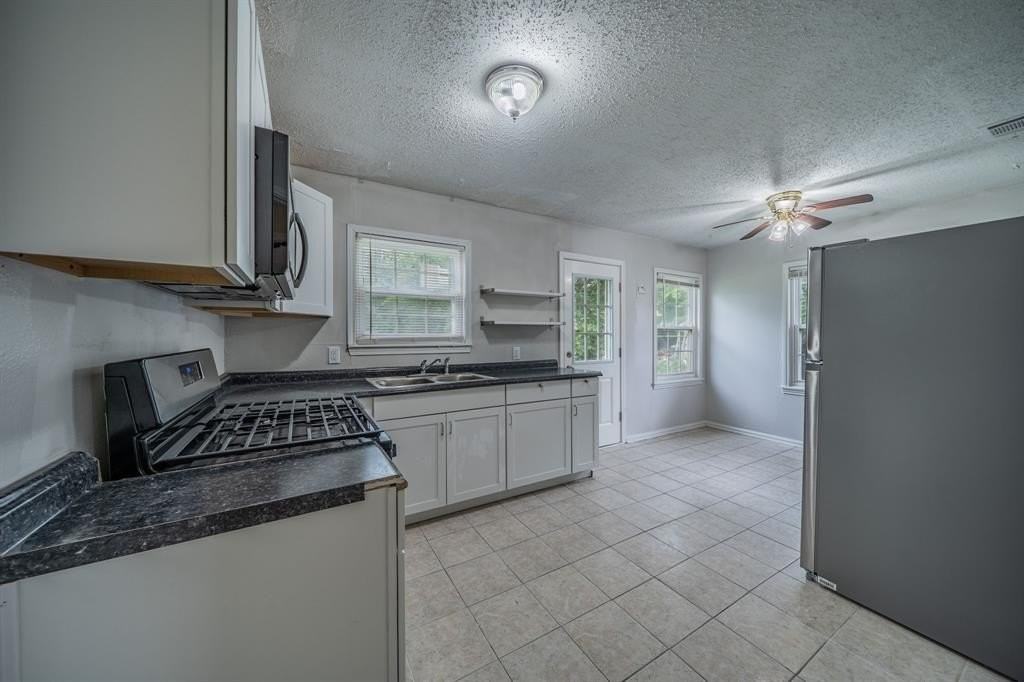 1155 Greenbrier Dr - Photo 5 of 16