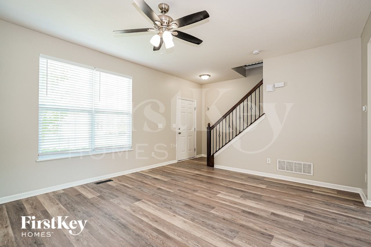 891 Orwell St - Photo 3 of 19