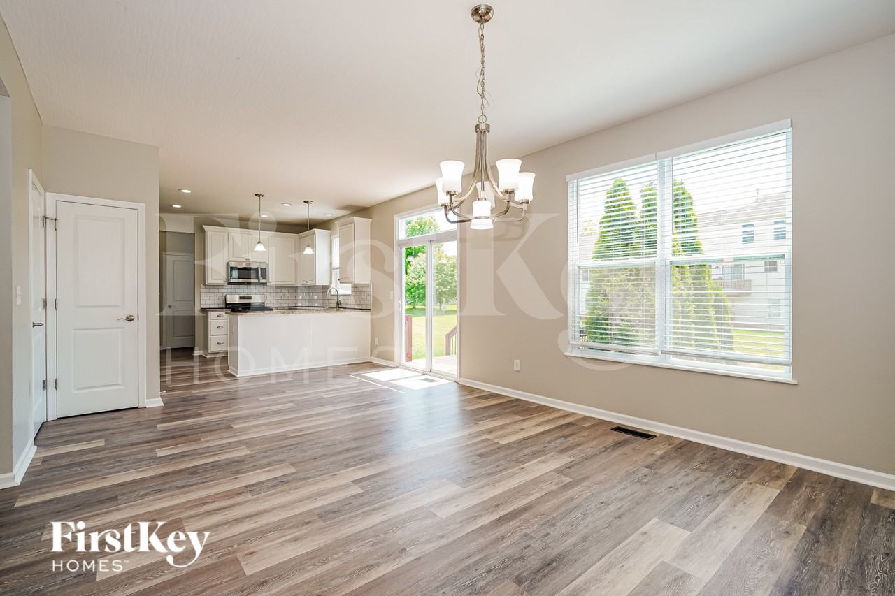 891 Orwell St - Photo 5 of 19