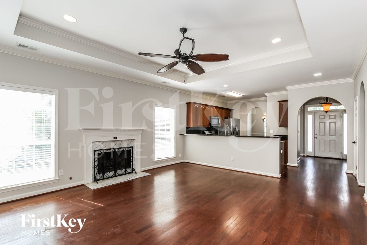 110 Cobblestone Ter - Photo 4 of 19