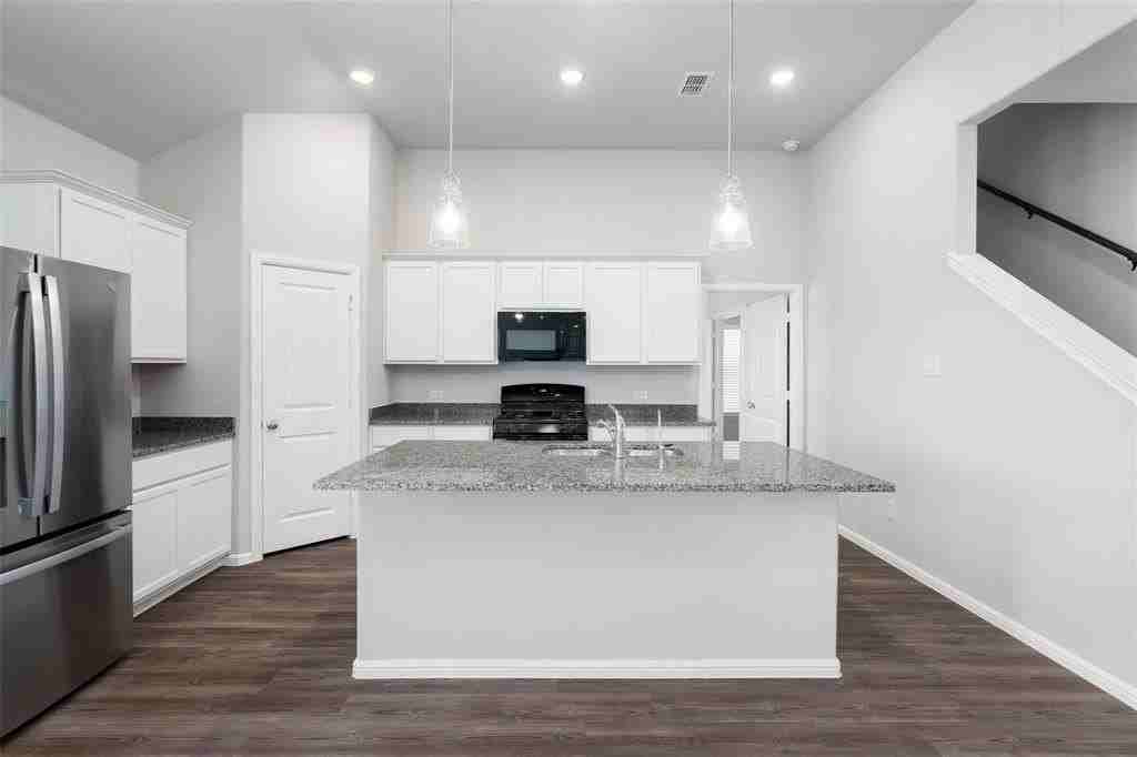 1944 Huisache St - Photo 3 of 33