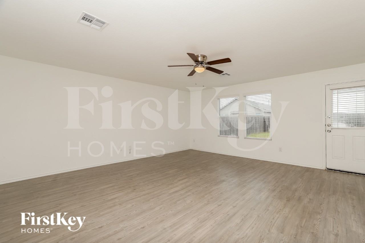 2439 Lake Hls - Photo 3 of 19