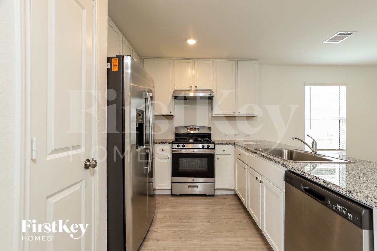 2439 Lake Hls - Photo 6 of 19
