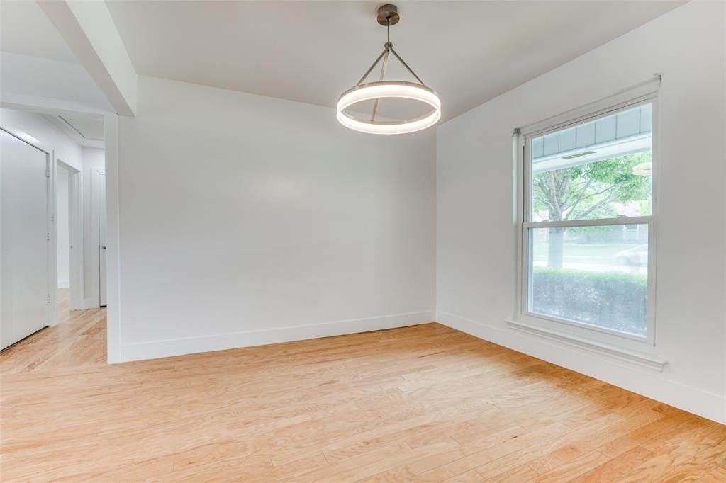 1323 Lark Ln - Photo 4 of 29