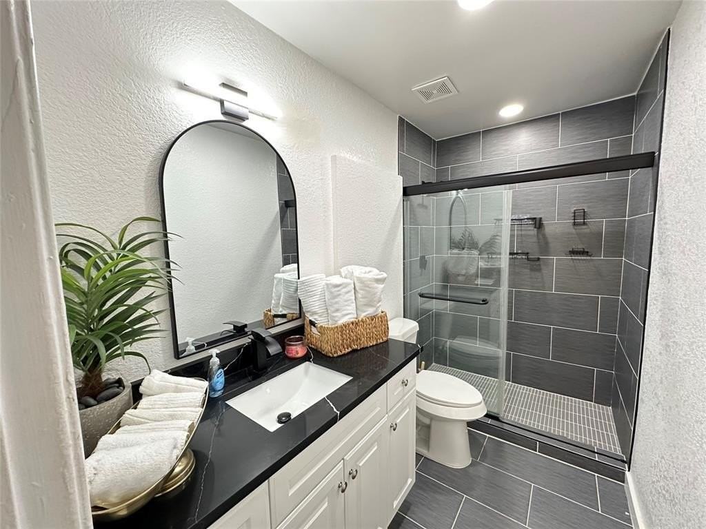 807 W Broadus Ave - Photo 4 of 8