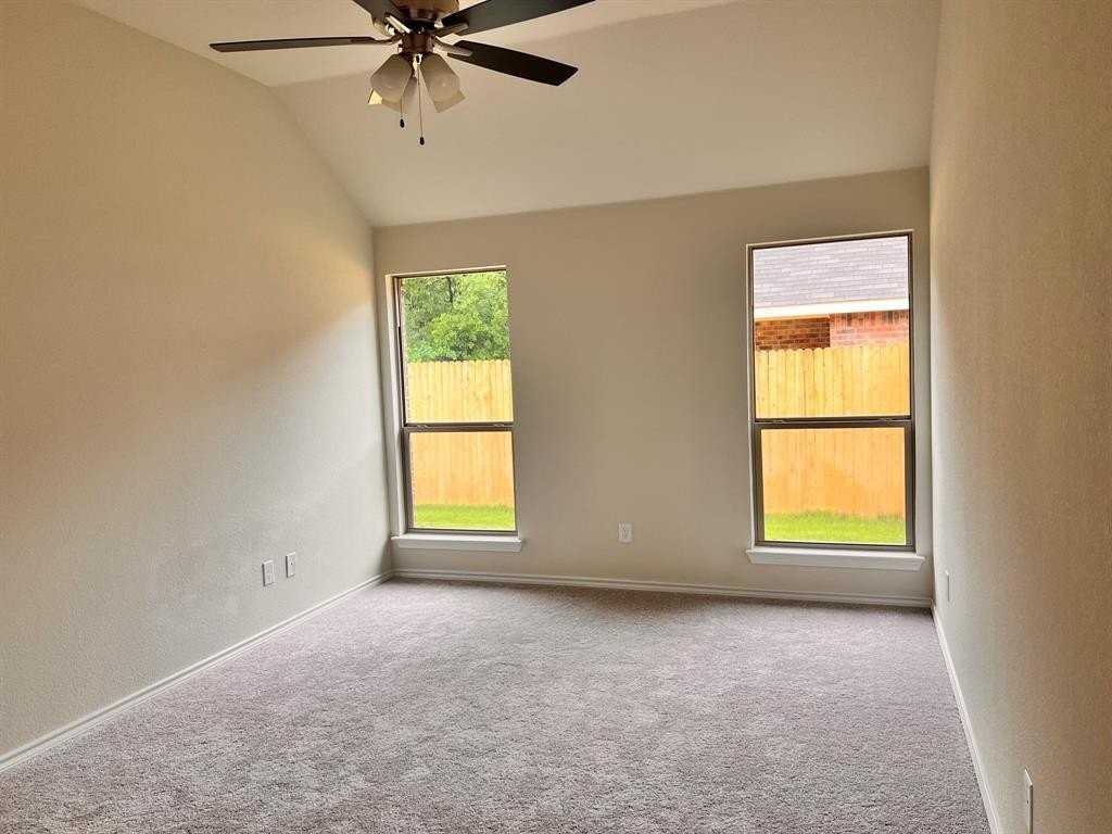 324 Greenhaven Dr - Photo 2 of 20