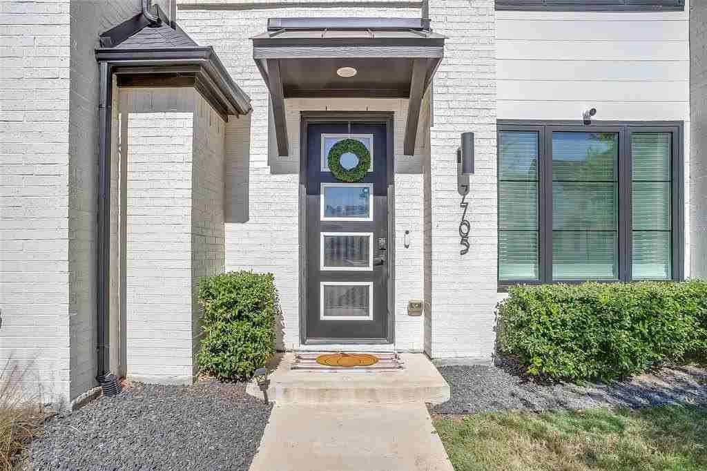 7705 Reis Ln - Photo 4 of 32