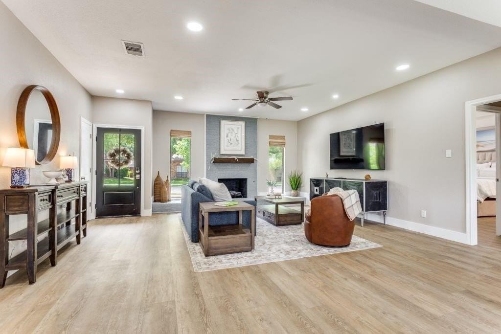 926 Hillside Ln - Photo 2 of 11