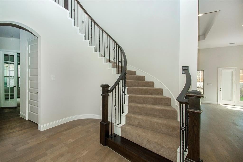 2223 Clairmount Dr - Photo 4 of 27