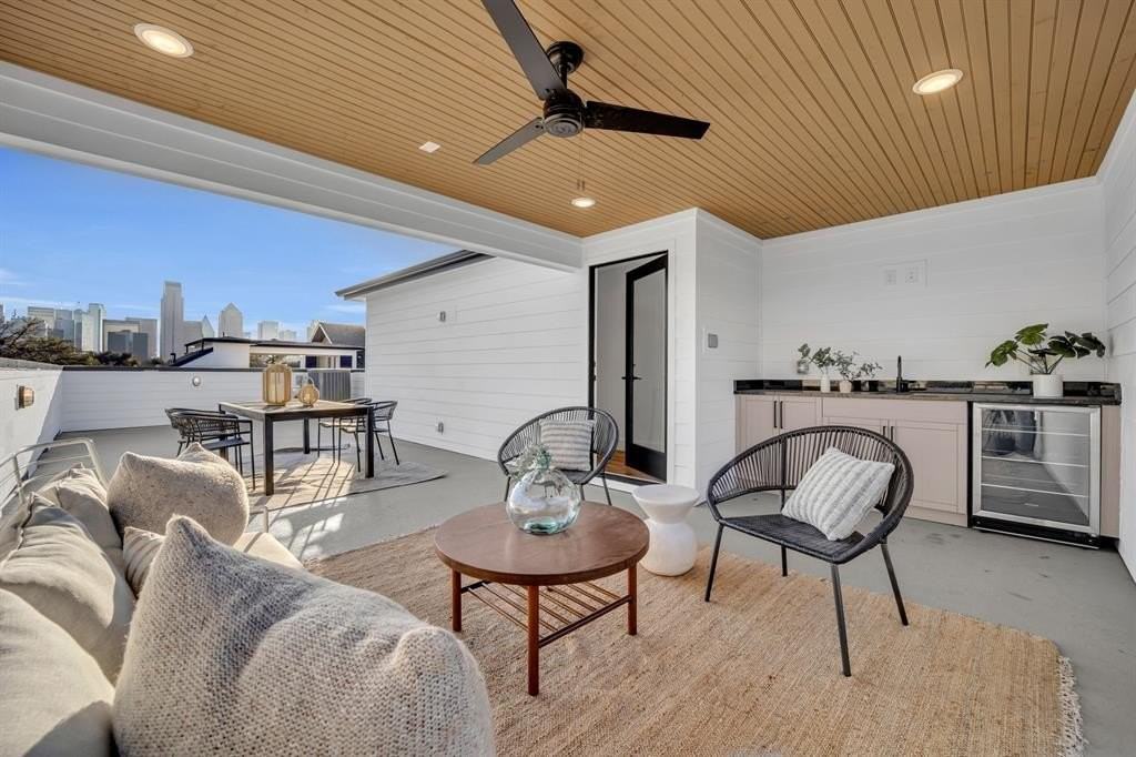1512 Villars St - Photo 2 of 37