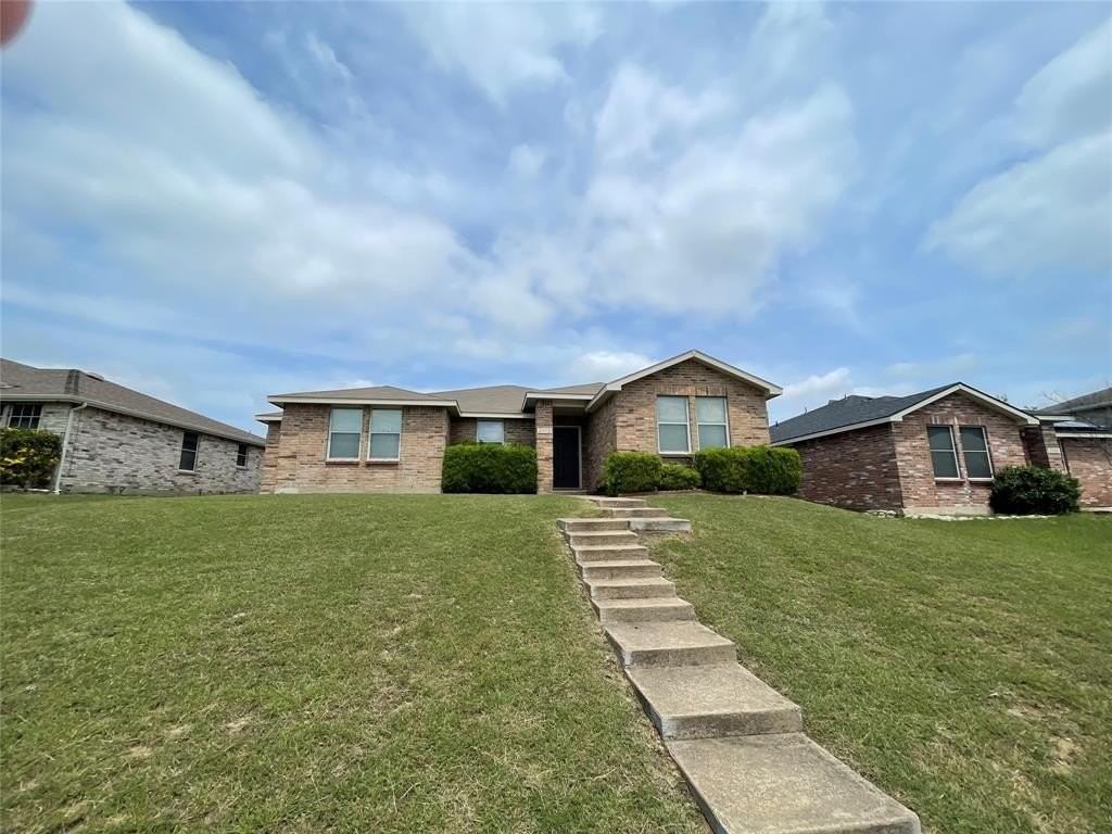 2912 Crimson Clover Dr - Photo 2 of 18