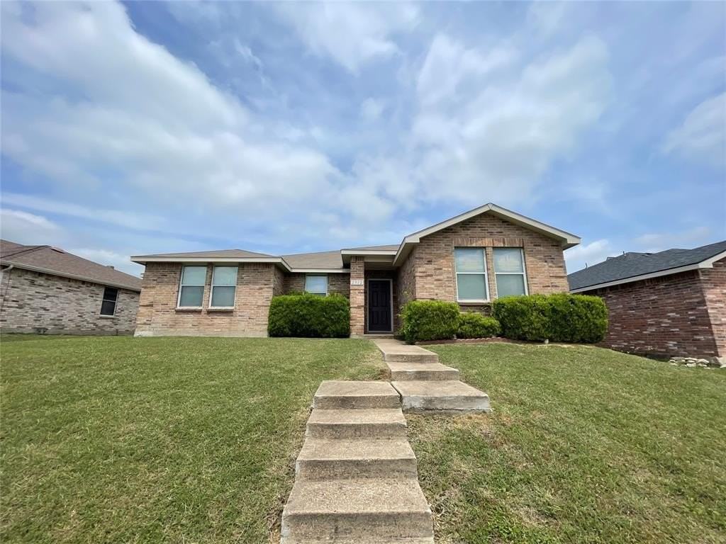 2912 Crimson Clover Dr - Photo 3 of 18