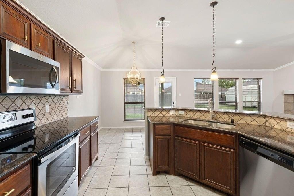 106 Poinsetta Dr - Photo 3 of 27