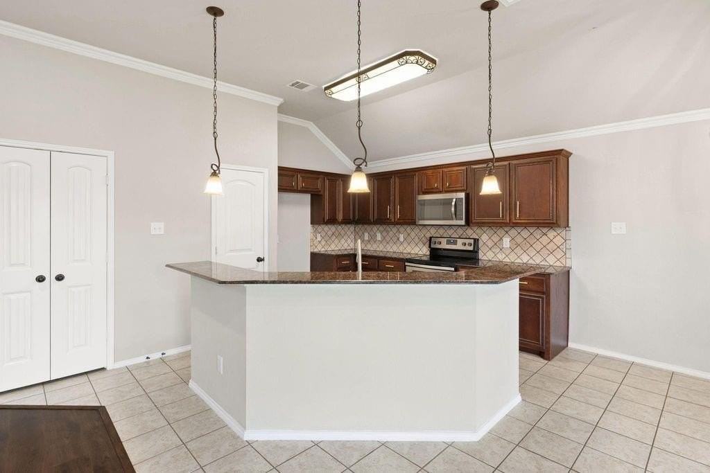 106 Poinsetta Dr - Photo 4 of 27