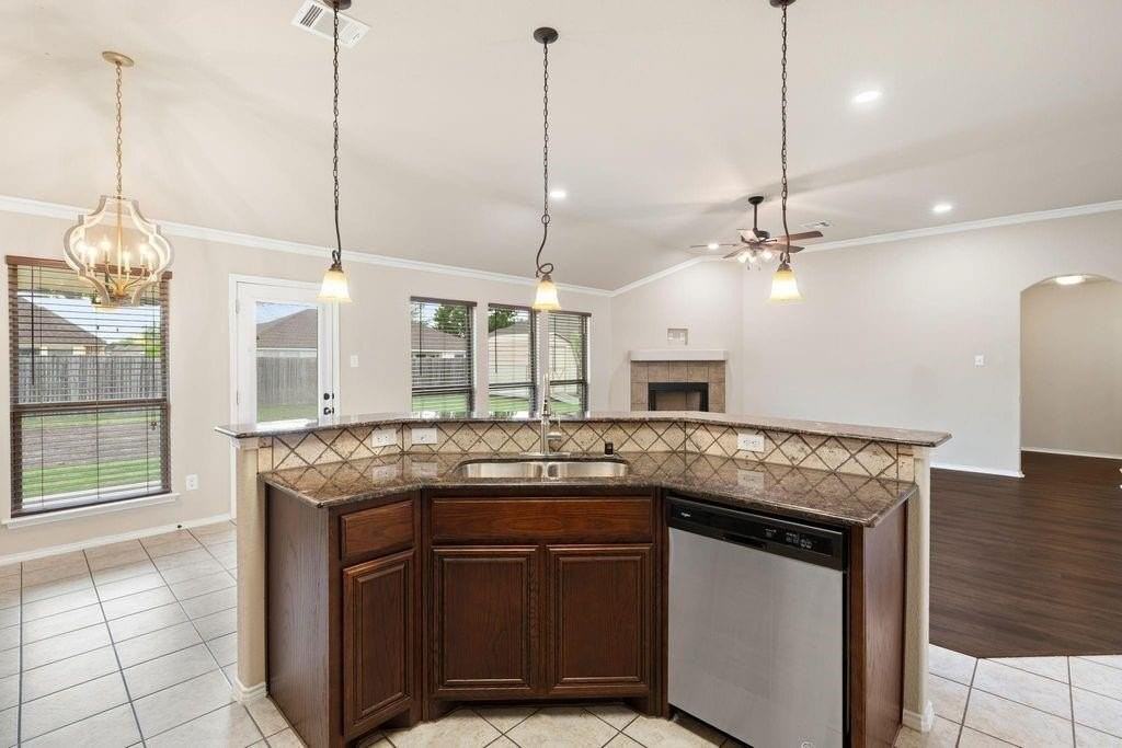 106 Poinsetta Dr - Photo 5 of 27