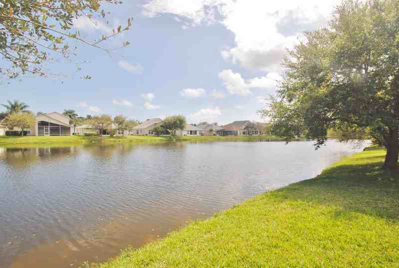 1093 Bainbury Ln - Photo 2 of 12