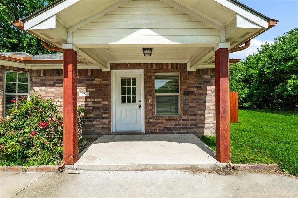 823 N Branch St - Photo 4 of 35