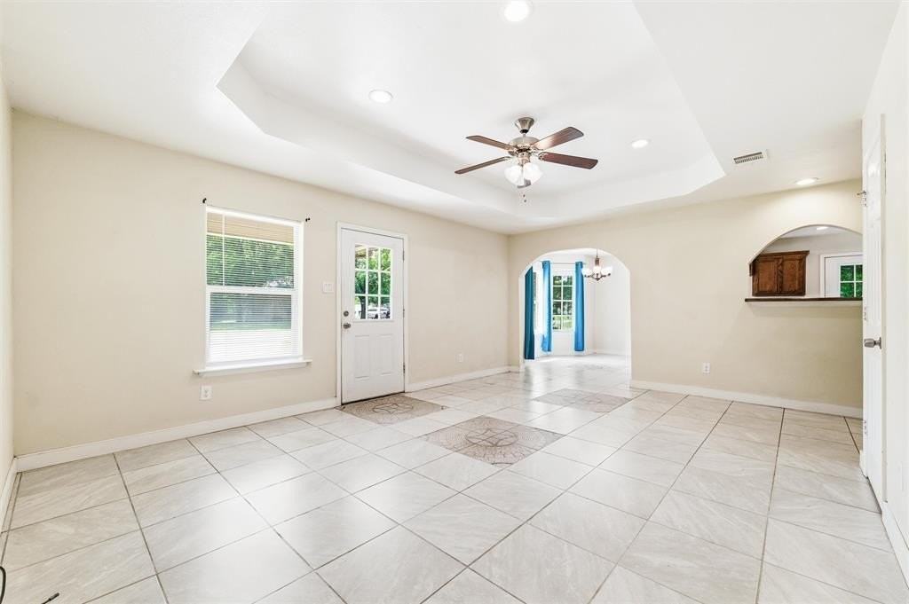 823 N Branch St - Photo 5 of 35