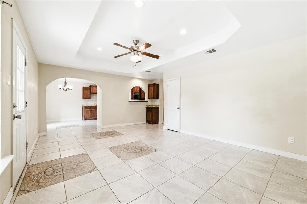 823 N Branch St - Photo 6 of 35