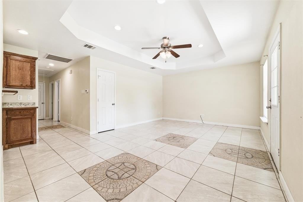 823 N Branch St - Photo 7 of 35