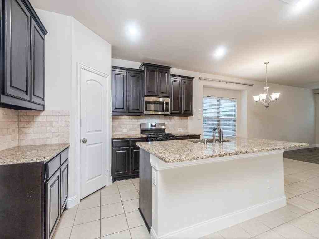710 Teakwood Dr - Photo 5 of 25
