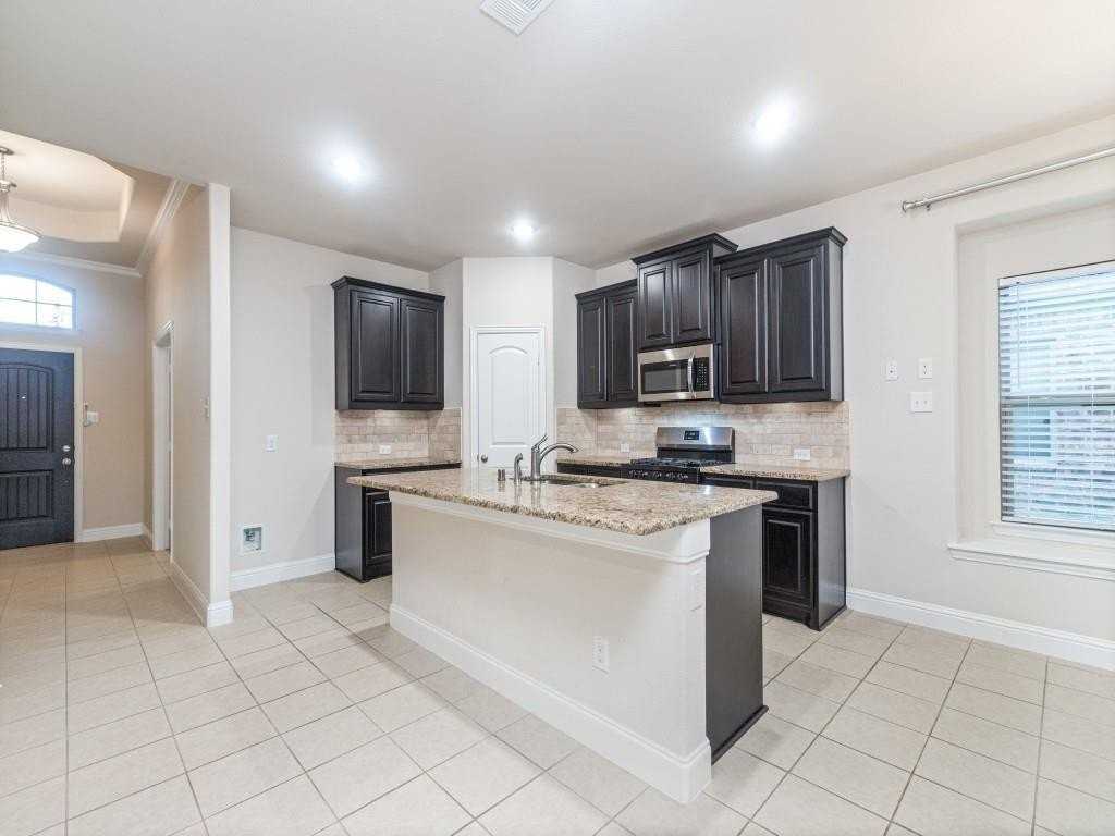 710 Teakwood Dr - Photo 6 of 25