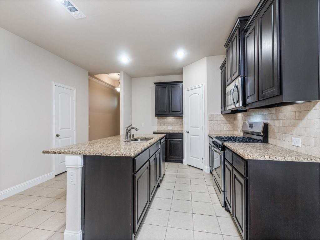 710 Teakwood Dr - Photo 7 of 25