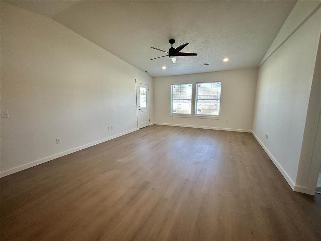 801 Cocoa Ct #B - Photo 3 of 9