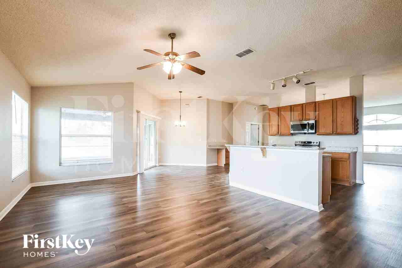 2411 Dumas Dr - Photo 2 of 19