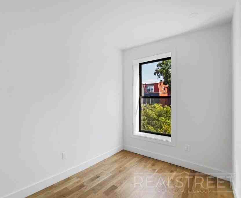 1401 Dean St #2F - Photo 4 of 7