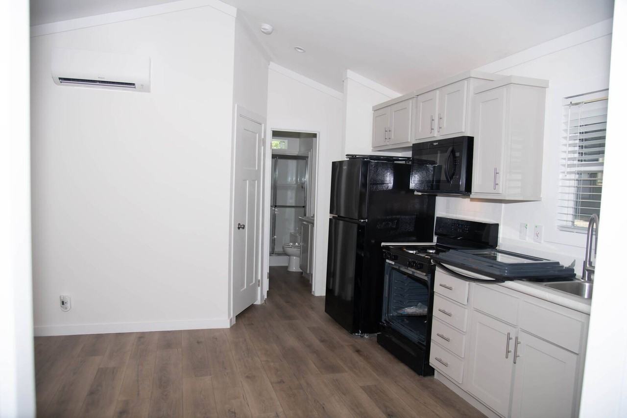 2351 E Grand Ave #D8 - Photo 4 of 12