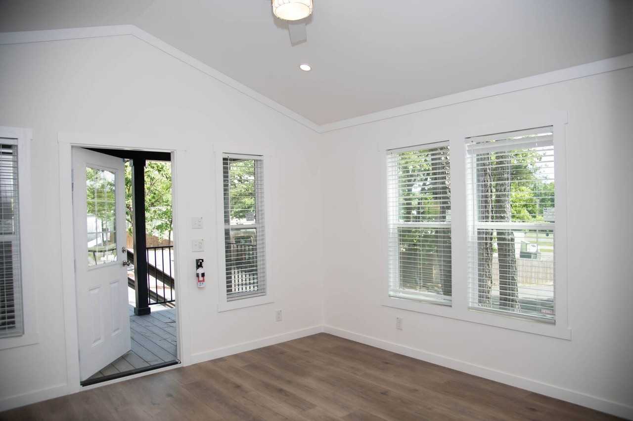 2351 E Grand Ave #D8 - Photo 5 of 12