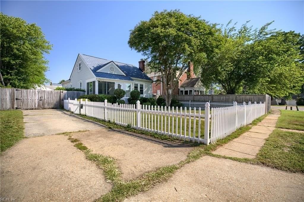 2309 Crescent Dr - Photo 3 of 30