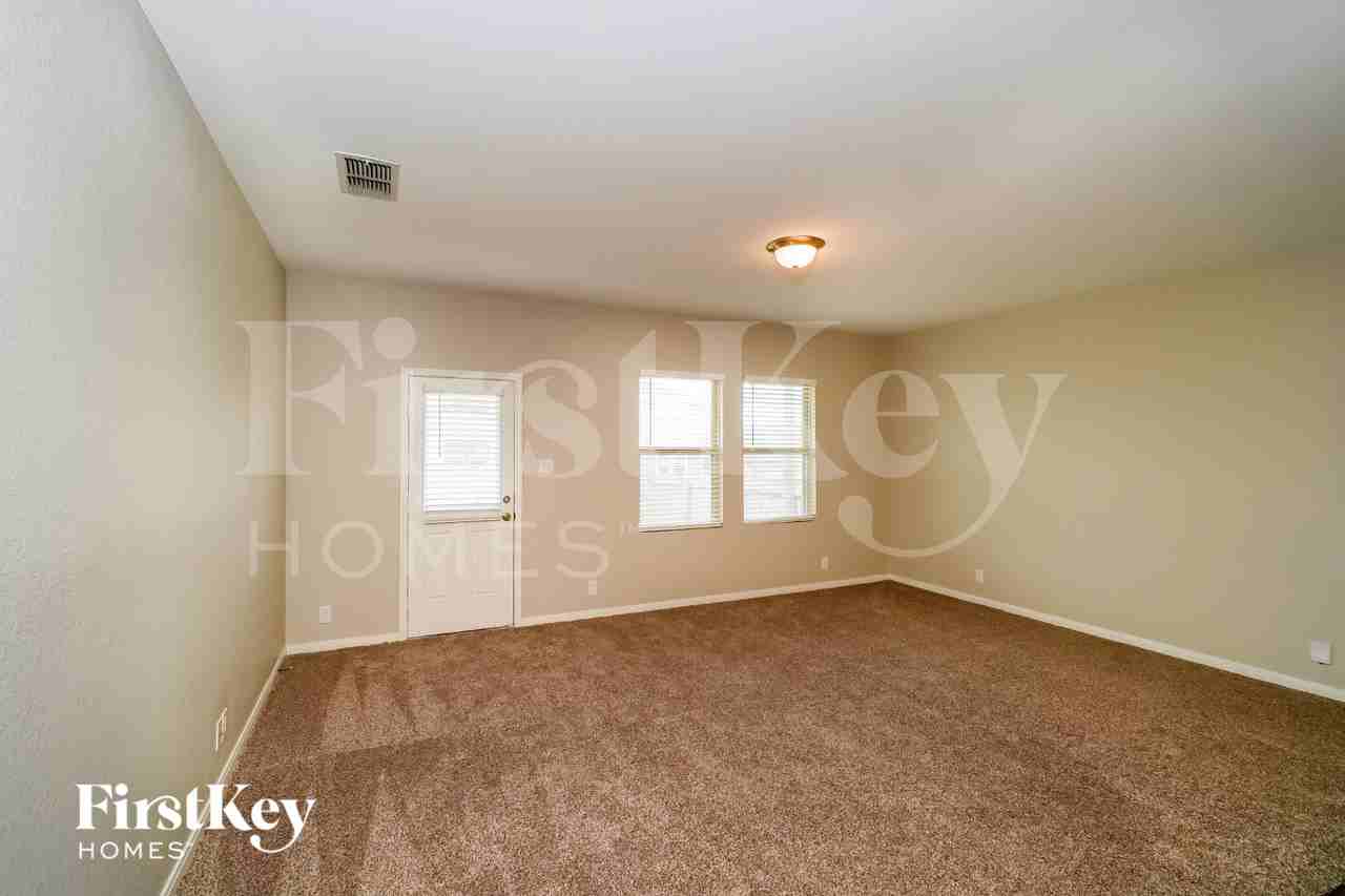 4934 Hallies Gdn - Photo 4 of 15