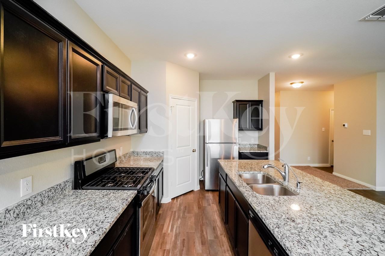 4934 Hallies Gdn - Photo 6 of 15