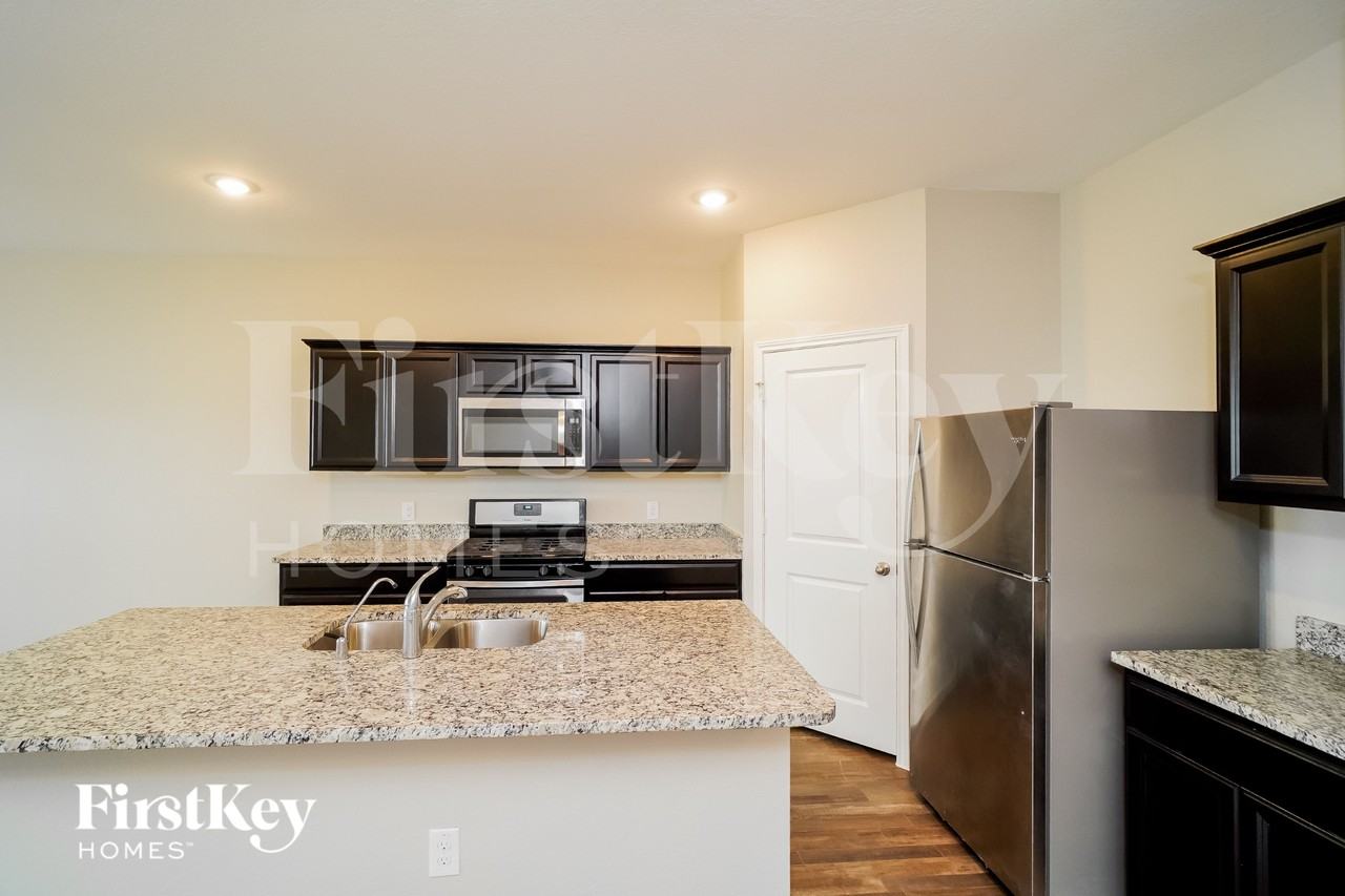 4934 Hallies Gdn - Photo 7 of 15