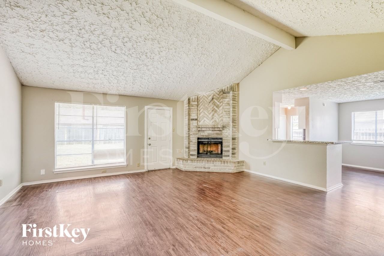 15706 Tammany Ln - Photo 3 of 20